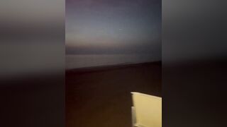 Pompino moglie bionda in spiaggia al tramonto