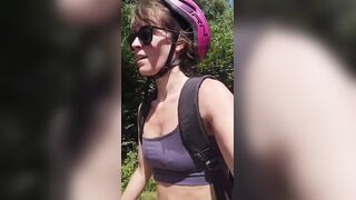 Dopo un giro in bici torna a casa e scopa col suo uomo