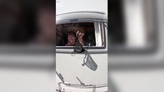 Dopo un giro in bici torna a casa e scopa col suo uomo