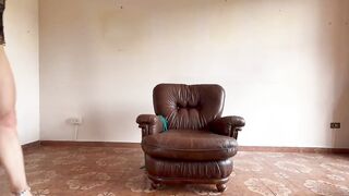 Moglie inculata sul divano a pecorina