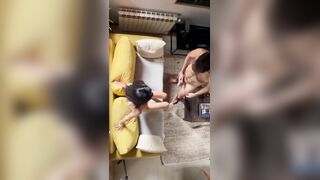 Facciamo l'amore sul divano moglie mora tettona porcella