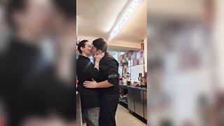 Cuochi italiani scopano in cucina