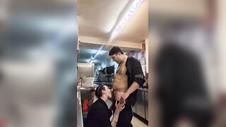 Cuochi italiani scopano in cucina