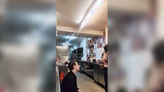 Cuochi italiani scopano in cucina