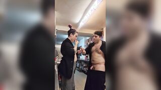 Cuochi italiani scopano in cucina