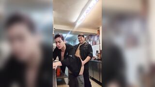 Cuochi italiani scopano in cucina