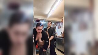 Cuochi italiani scopano in cucina