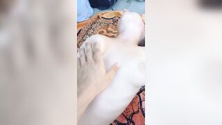 Fidanzata in topless palpata in spiaggia