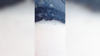 Fidanzata in topless palpata in spiaggia