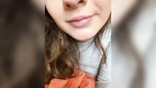 Ragazza italiana con belle tettone si tocca in live