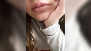 Ragazza italiana con belle tettone si tocca in live