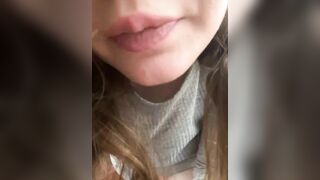 Ragazza italiana con belle tettone si tocca in live