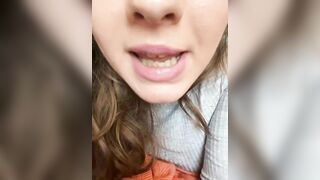 Ragazza italiana con belle tettone si tocca in live