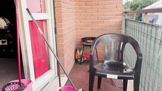 Casalinga pulisce il balcone con vestaglia trasparente