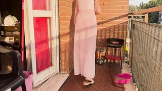 Casalinga pulisce il balcone con vestaglia trasparente