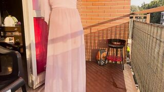 Casalinga pulisce il balcone con vestaglia trasparente