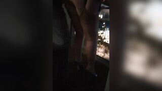 La scopo sul balcone del centro commerciale