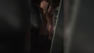 La scopo sul balcone del centro commerciale