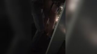 La scopo sul balcone del centro commerciale