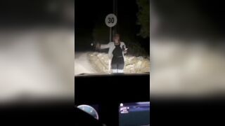 Mi sono persa me lo dai un passaggio? Bionda teen italiana scopata in auto
