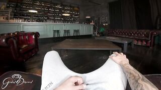 La barista se la fa col cliente