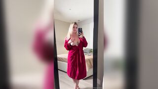 Bonnie tettona bionda selfie ditalino social