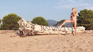 Milf bionda nuda in spiaggia