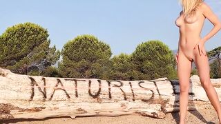 Milf bionda nuda in spiaggia