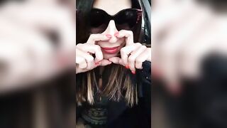 Ce la fai a sborrare? - Esibizionista italiana fa un pompino a vecchio in macchina