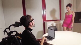 Ragazza italiana scopa con disabile