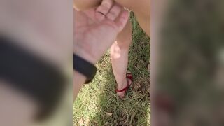 A mia moglie piace essere scopata in giardino