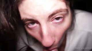 Spompina dolcemente e si fa venire in bocca