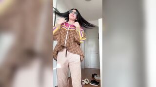 Priscilla Salerno fa sesso in hotel con fan