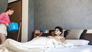 Sessantanove e scopata con giovane donna delle pulizie