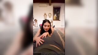 Dammela tutta in faccia la sborra - Pompino sul letto fidanzata