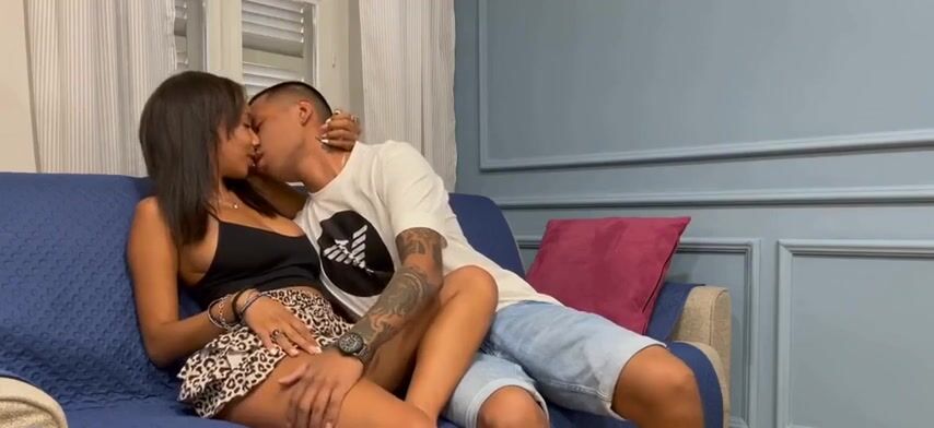 Sara scopa con amico sul divano