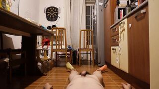 La mia tettona mi cavalca sul pavimento