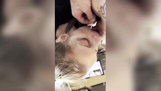 Il suo spuntino preferito succhia il cazzo al suo capo