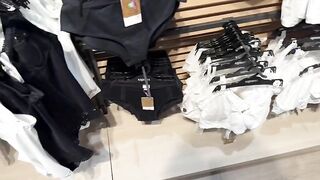 La cliente zoccola si fa sbattere dal commesso