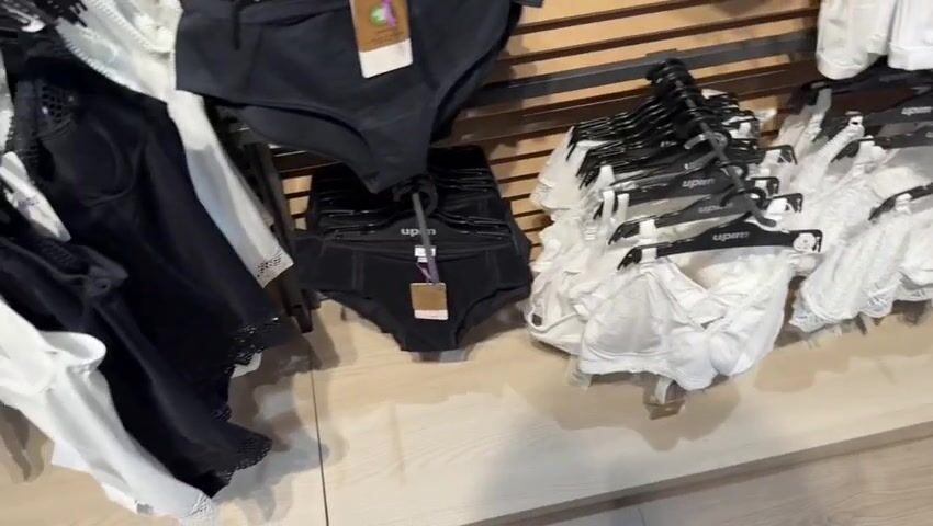 La cliente zoccola si fa sbattere dal commesso