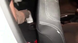 Pompino profondo in macchina ragazza italiana esibizionista