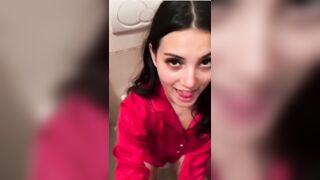 Porta in bagno l'amico e si fa sbattere