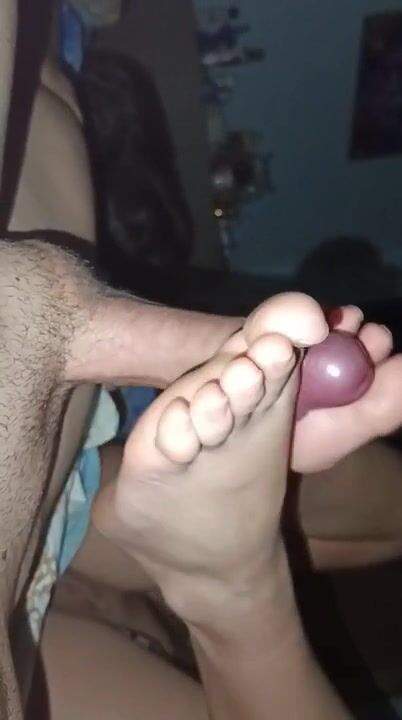 Footjob amatoriale moglie sborrata sui sexy piedi