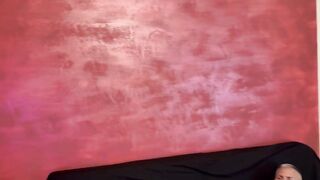 Sorpreso a segarsi guardando un porno la troia lo vuole ovunque