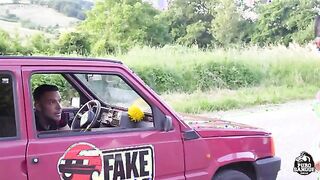 Chiede passaggio a contadino che la scopa in campagna