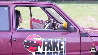 Chiede passaggio a contadino che la scopa in campagna