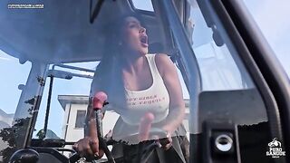 Chiede passaggio a contadino che la scopa in campagna