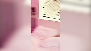 Tatuata scopata da amico biondo che le viene in faccia