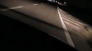 Lui guida e lei con l'amica si masturbano in auto