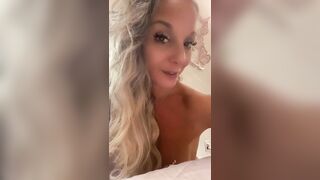 Esibizionista italiana bionda con bel culo allo specchio